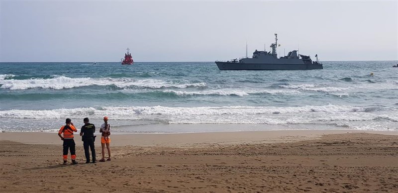 ep el cazaminas turia de la armada se suma a las labores de rescate del avion siniestrado en la
