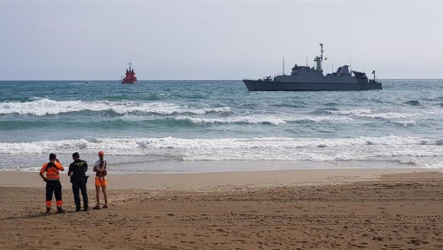 ep el cazaminas turia de la armada se suma a las labores de rescate del avion siniestrado en la