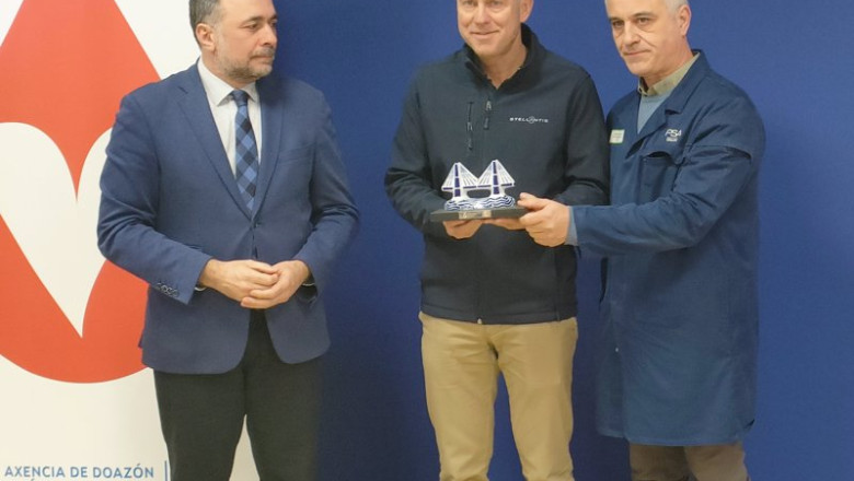 El conselleiro de Sanidade, Julio García Comesaña; el director de Stellantis Vigo, Ignacio Bueno; y el presidente del comité de la fábrica, Víctor Mera, en un acto de reconocimiento por las donaciones de sangre en la factoría. | EUROPA PRESS ep el conselleiro de sanidade julio garcia comesana el director de stellantis vigo ignacio bueno y