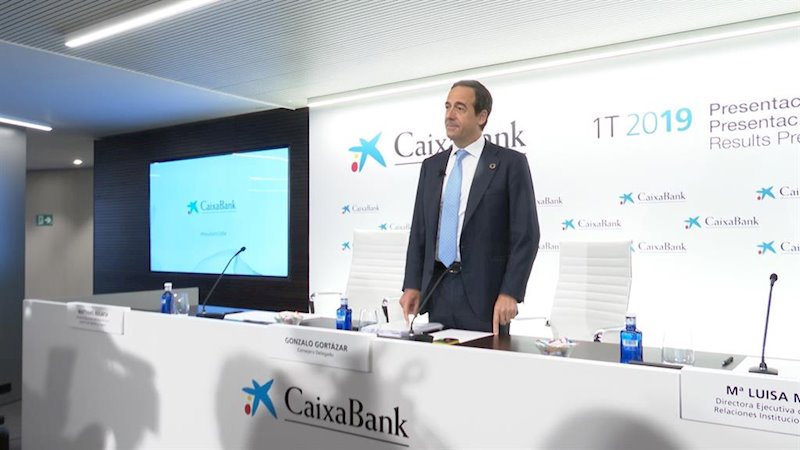 CaixaBank recorta a la mitad su dividendo y desconvoca su Junta de Accionistas