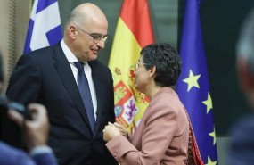 ep el ministro de asuntos exteriores de grecia nikos dendias y la ministra de asuntos exteriores