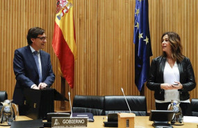 ep el ministro de sanidad salvador illa conversa con la presidenta de la comision de sanidad rosa