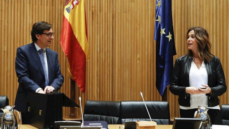 El ministro de Sanidad, Salvador Illa, conversa con la presidenta de la Comisión de Sanidad, Rosa Romero Sánchez. En Madrid, (España), a 16 de abril de 2020. | Pool ep el ministro de sanidad salvador illa conversa con la presidenta de la comision de sanidad rosa