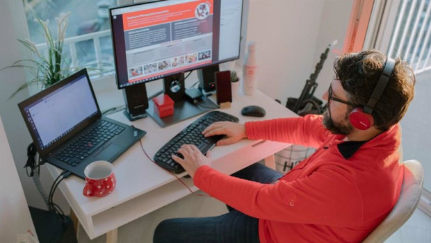 ep empleado de vodafone espana trabajando