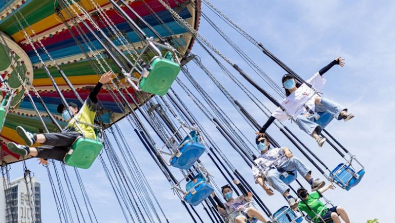 Gente con mascarilla en un parque de atracciones en Wuhan, China | XINHUA - Archivo ep gente con mascarilla en un parque de atracciones en wuhan china
