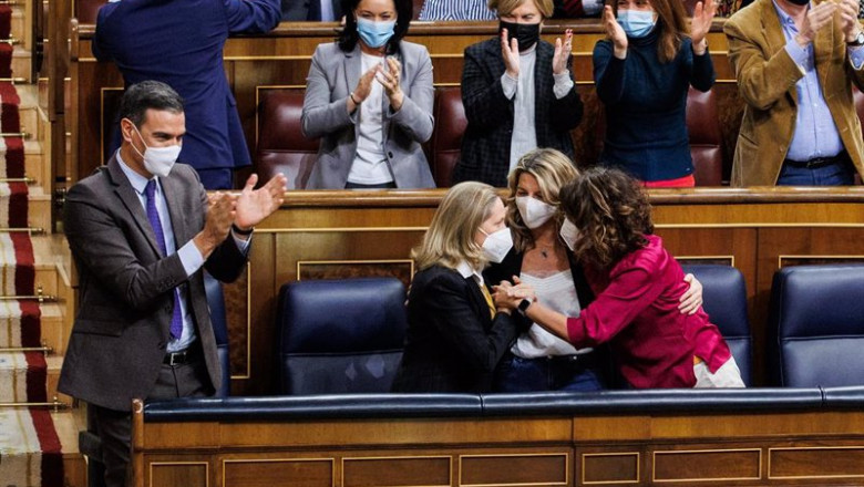 (i-d) El presidente del Gobierno, Pedro Sánchez, la ministra de Economía Nadia Calviño, la ministra de Trabajo, Yolanda Díaz, y la ministra de Hacienda, María Jesús Montero | Alejandro Martínez Vélez - Europa Press ep i d el presidente del gobierno pedro sanchez la ministra de economia nadia calvino la ministra de