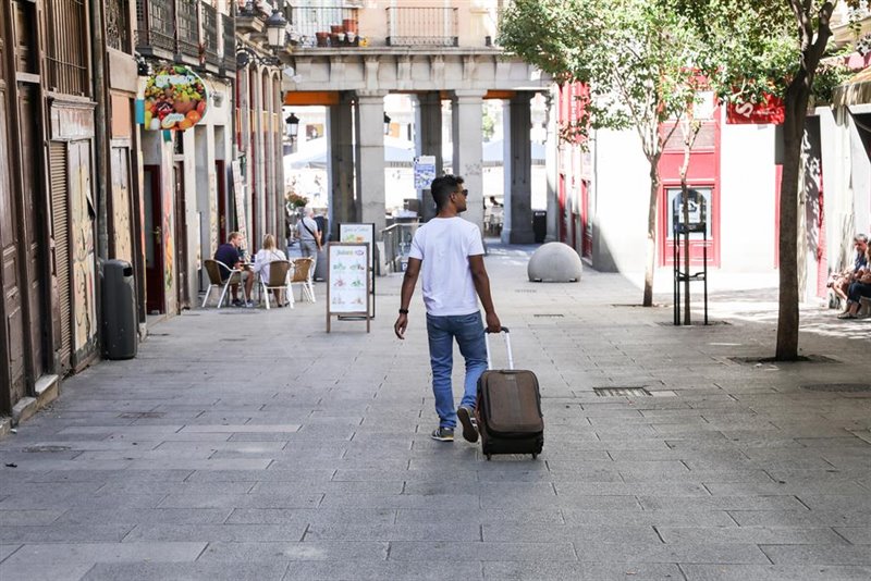 ep imagen de recurso de un turista que pasea con una maleta por el centro de madrid