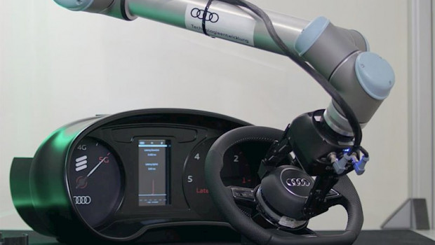 ep imagen de un robot colocando un airbag en un volante de audi