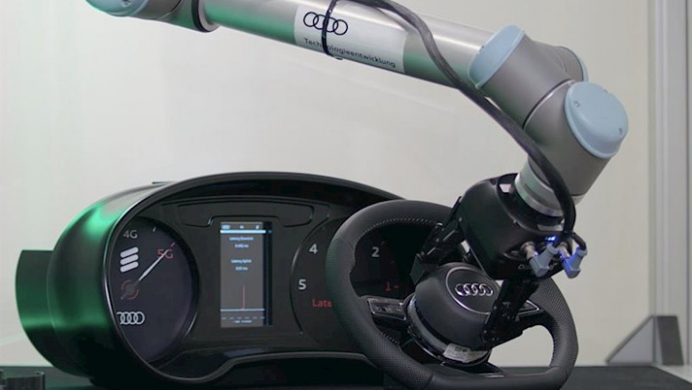 ep imagen de un robot colocando un airbag en un volante de audi