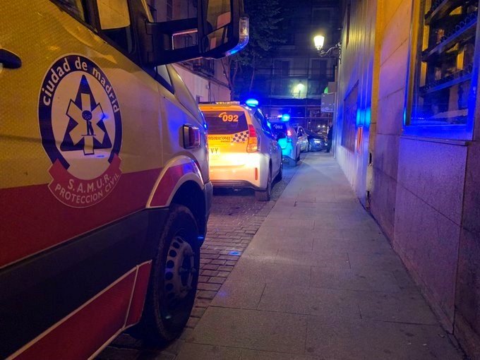 ep imagen de un vehiculo del samur-proteccion civil que acudio en la calle cedaceros tras producirse ep imagen de un vehiculo del samur-proteccion civil que acudio en la calle cedaceros tras producirse