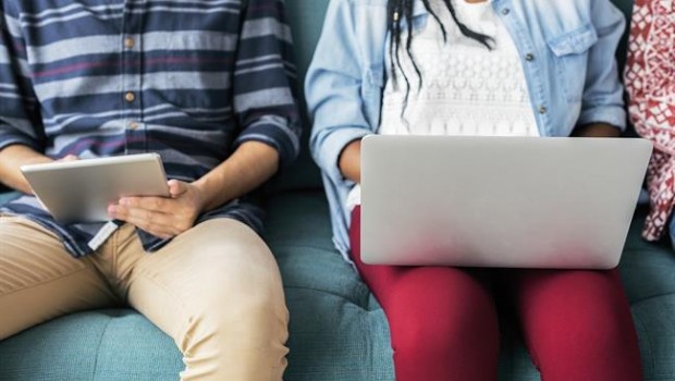 ep jovenes sentados sedentarismo usotecnologias