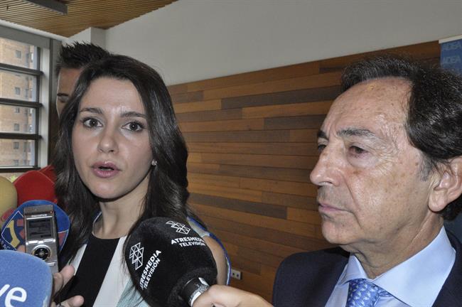 La portavoz de Cs, Inés Arrimadas, y el presidente de ADEA, Salvador Arenere. | EUROPA PRESS ep la portavozcs ines arrimadas ypresidenteadea salvador arenere