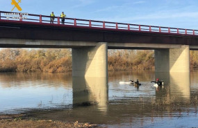 ep labores de rescate de un vehiculo que se ha precipitado al rio ebro realizadas por la guardia