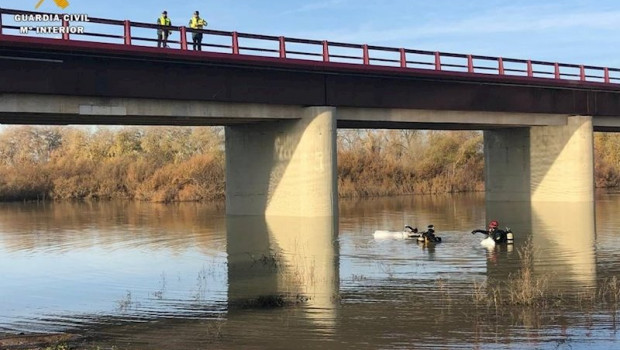 ep labores de rescate de un vehiculo que se ha precipitado al rio ebro realizadas por la guardia