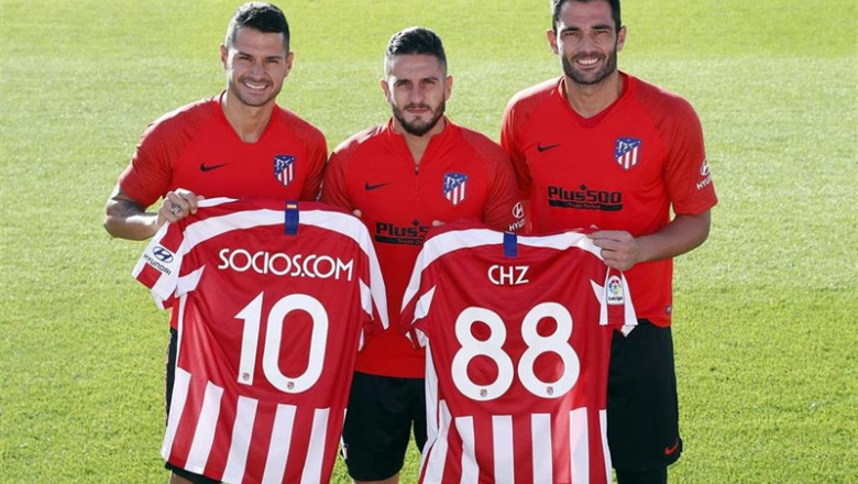 Los jugadores del Atlético Vitolo, Koke y Adán con la camiseta de Socios.Com | SOCIOS.COM ep los jugadores del atletico vitolo koke y adan con la camiseta de socioscom