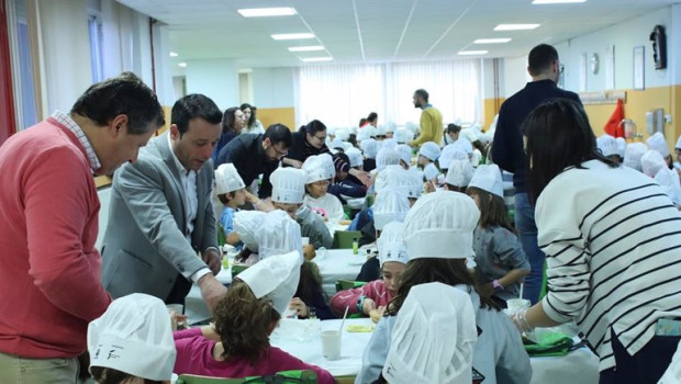 ep ninos tomando lacteos en un comedor escolar
