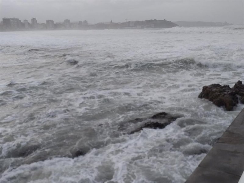 ep oleaje en el mar cantabrico en gijon