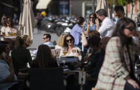 ep personas en la terraza de un bar en sevilla andalucia espana