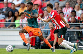 ep quincy promes conduce la pelota durante el partido entre el psv y el ajax de la eredivisie