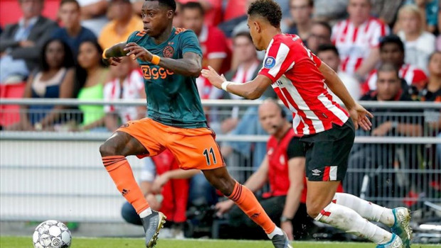ep quincy promes conduce la pelota durante el partido entre el psv y el ajax de la eredivisie