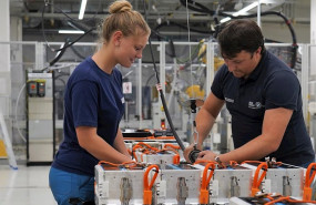 ep trabajadores de la planta de baterias para vehiculos electricos de bmw