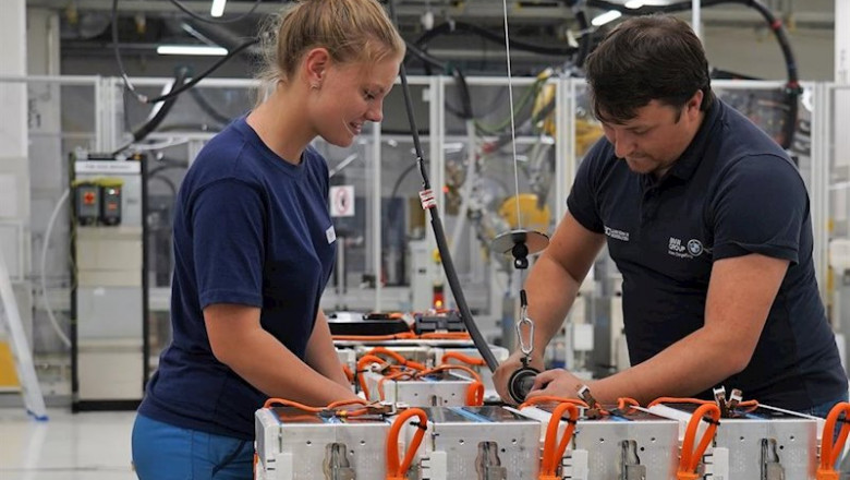 ep trabajadores de la planta de baterias para vehiculos electricos de bmw