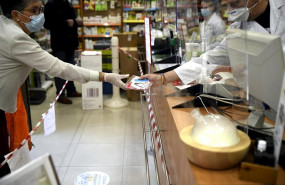 ep un farmaceutico se coloca una de las siete millones de mascarillas ffp2 modelo kn95