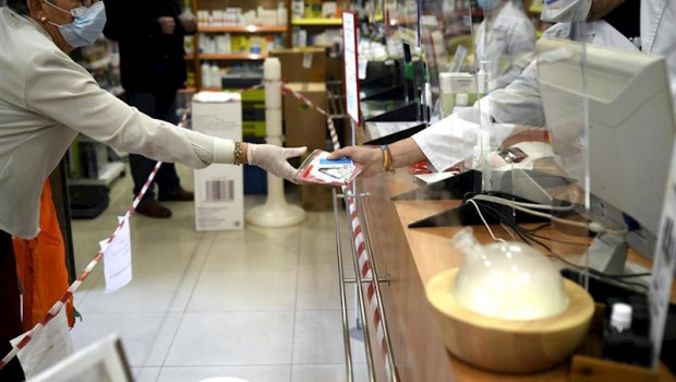 ep un farmaceutico se coloca una de las siete millones de mascarillas ffp2 modelo kn95