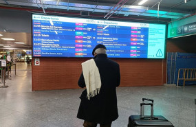 ep un viajero mira la pantalla en la que aparecen varios trenes cancelados a andalucia en la