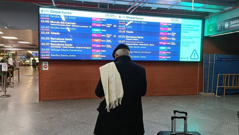 Un viajero mira la pantalla en la que aparecen varios trenes cancelados a Andalucía, en la estación Puerta de Atocha-Almudena Grandes. | EUROPA PRESS ep un viajero mira la pantalla en la que aparecen varios trenes cancelados a andalucia en la