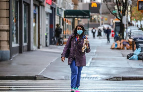 ep una mujer con mascarilla por el coronavirus en una calle de nueva york