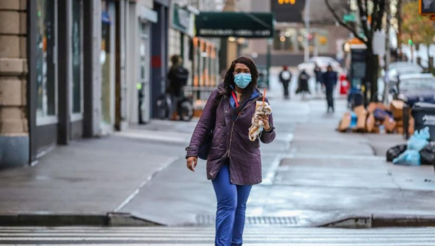 ep una mujer con mascarilla por el coronavirus en una calle de nueva york