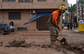 ep una persona colabora en la limpieza de paiporta a 8 de noviembre de 2024 en valencia comunidad