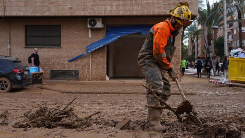 ep una persona colabora en la limpieza de paiporta a 8 de noviembre de 2024 en valencia comunidad ep una persona colabora en la limpieza de paiporta a 8 de noviembre de 2024 en valencia comunidad