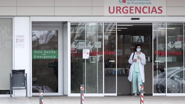 ep una sanitaria protegida con guantes y mascarilla en la entrada de urgencias del hospital de