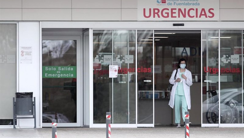 ep una sanitaria protegida con guantes y mascarilla en la entrada de urgencias del hospital de ep una sanitaria protegida con guantes y mascarilla en la entrada de urgencias del hospital de
