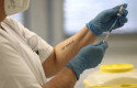 ep una sanitaria sostiene una dosis de la vacuna de pfizer contra el coronavirus antes de