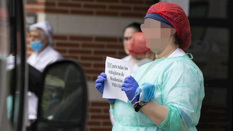 ep una trabajadora sostiene un cartel donde se puede leer test para todas las trabajadoras de las ep una trabajadora sostiene un cartel donde se puede leer test para todas las trabajadoras de las