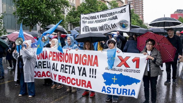 ep varias personas durante una manifestacion a 8 de mayo de 2026 en madrid espana