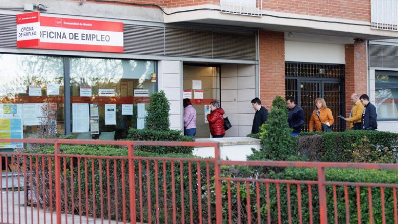 ep varias personas en la entrada de una oficina del sepe a 4 de abril de 2023en madrid ep varias personas en la entrada de una oficina del sepe a 4 de abril de 2023en madrid
