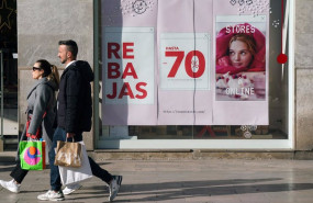 ep varias personas realizan compras en el inicio de las primeras rebajas del ano en comercios de la