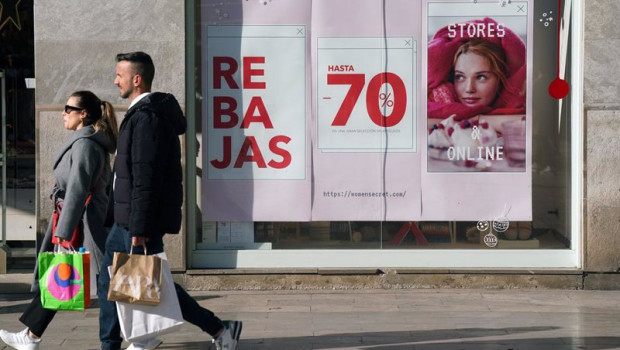 ep varias personas realizan compras en el inicio de las primeras rebajas del ano en comercios de la