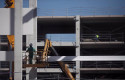 ep varios obreros trabajan con maquinaria de construccion
