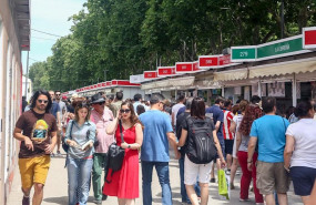 ep visitantes pasean por las casetas de la feria del libro de madrid de la edicion de 2019