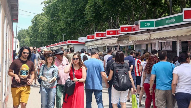 ep visitantes pasean por las casetas de la feria del libro de madrid de la edicion de 2019