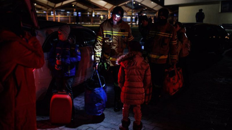 ep voluntarios ayudan a refugiados ucranianos al llegar a la estacion de tren de przemysl polonia