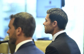 ep xabi alonso d se sienta junto al asesor fiscal ivan zaldua azkuenaga i en el banquillo de los
