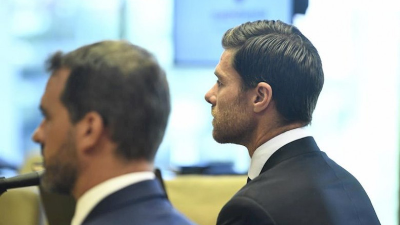 Óscar Cañas - Europa Press - Archivo ep xabi alonso d se sienta junto al asesor fiscal ivan zaldua azkuenaga i en el banquillo de los