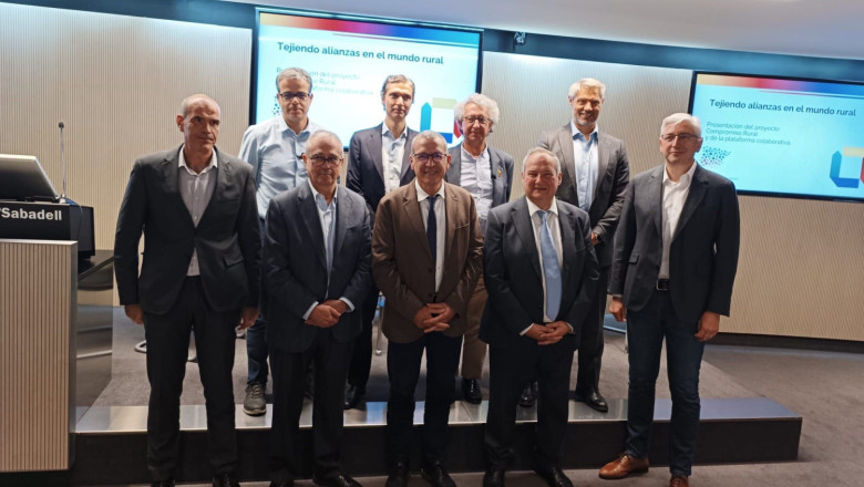 foto de grupo de los participantes de las diferentes mesas redondas en la presentacin del proyecto compromiso rural 