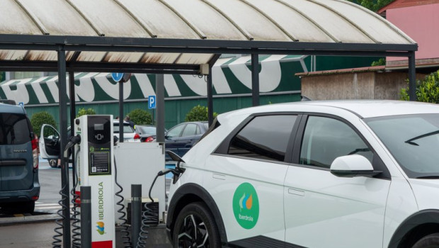 ep archivo   carga de vehiculos electricos consecuencia de un acuerdo entre eroski e iberdrola